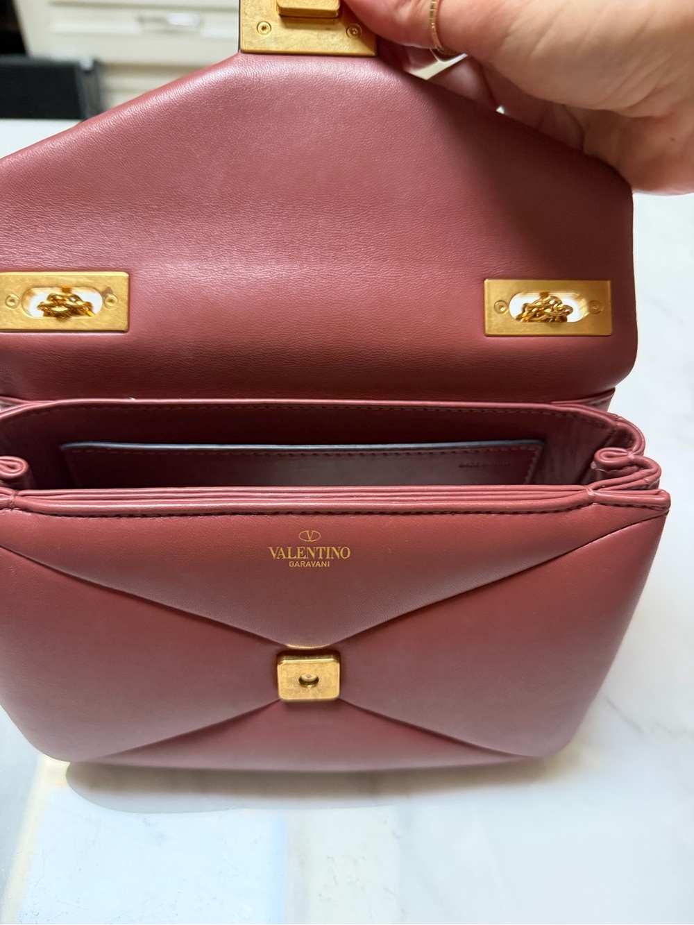 Valentino Garavani Burgundy Leather Shoulder Bag with Gold Chain - Picture 2 of 5